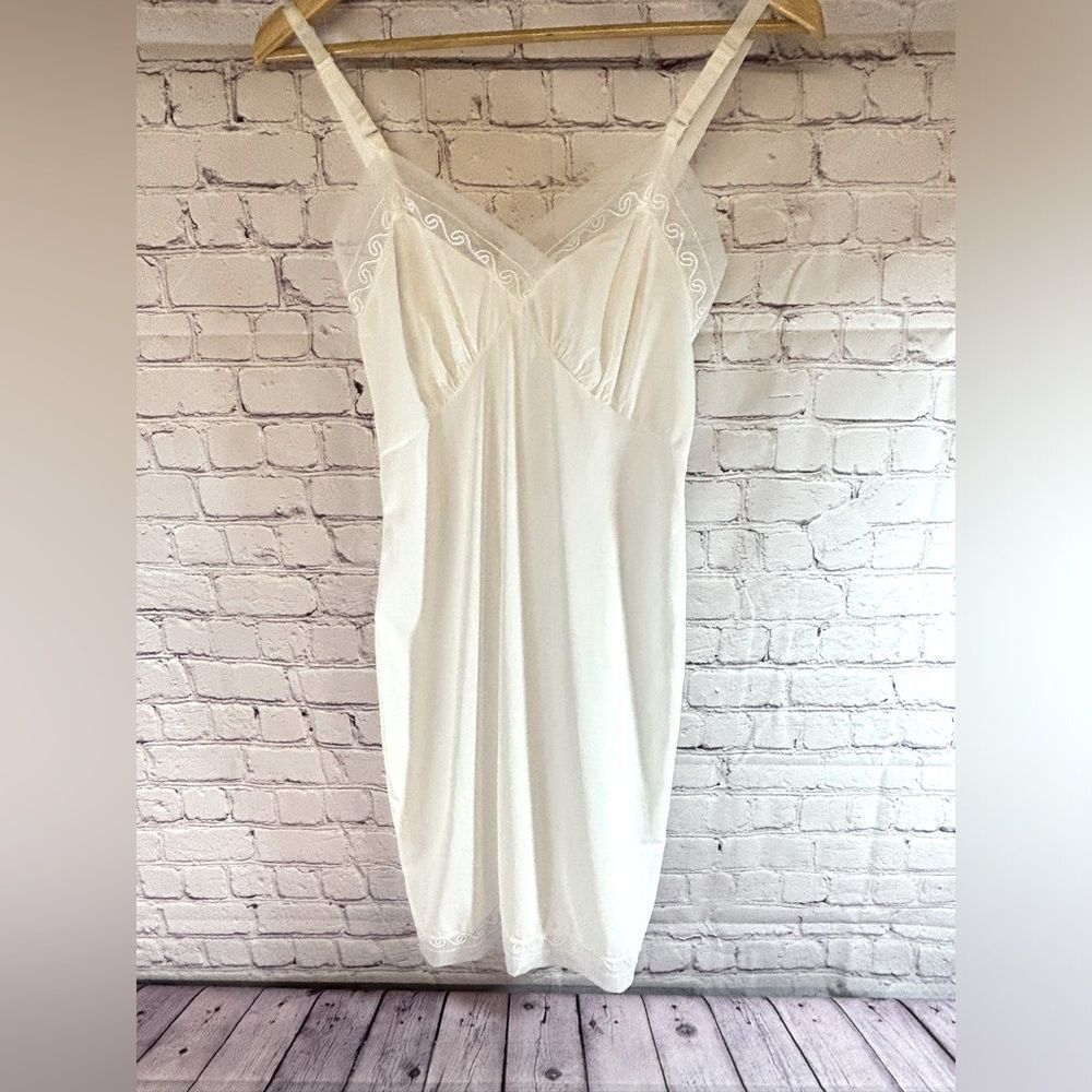 Vintage 70s Slip White Nylon Embroidered Sheer Trim Aristocraft 32B Small - Picture 1 of 8